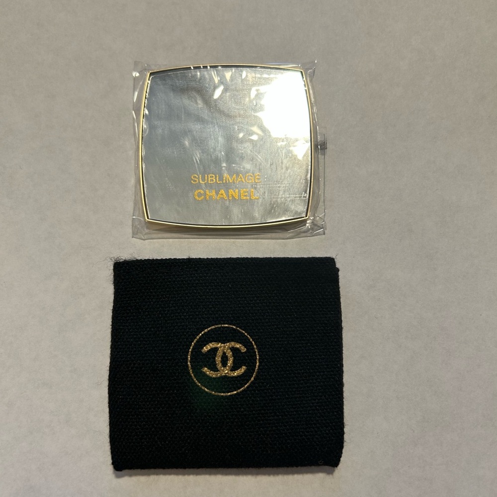 BrandCHANEL Sublimage Pocket Mirror includes Cover